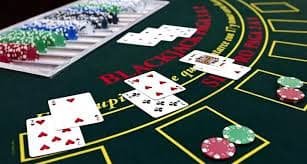 Tampilan dealer kasino langsung profesional dengan meja permainan interaktif